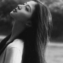 黑白女生头像