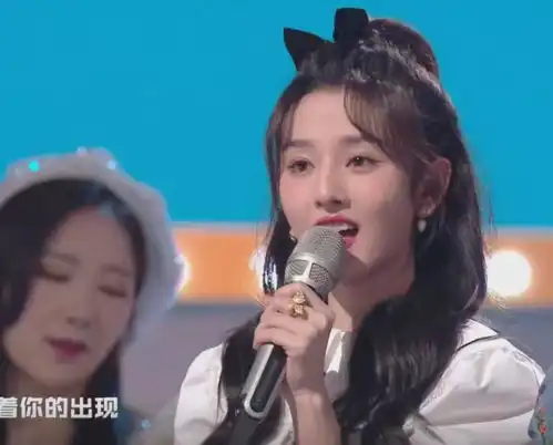  跨年晚会女星造型杨紫大红裙镇场,杨幂甜美,金晨扮古装惊艳