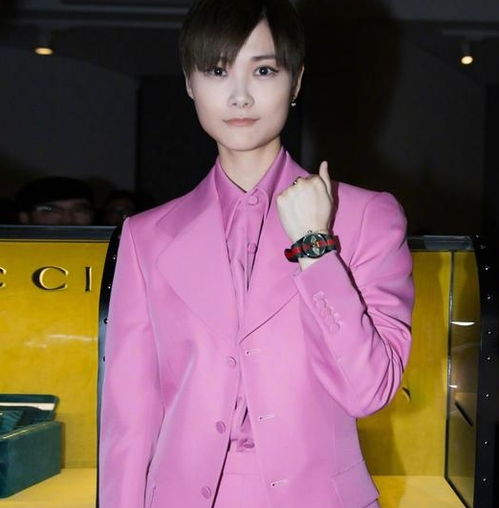  李宇春撞上刘亦菲,同穿粉色西装,网友大赞春春又攻又少女