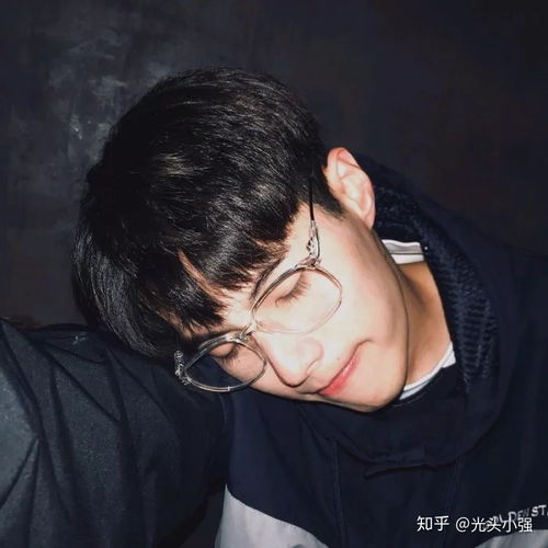  有没有金发戴眼镜高清图片男生的头像