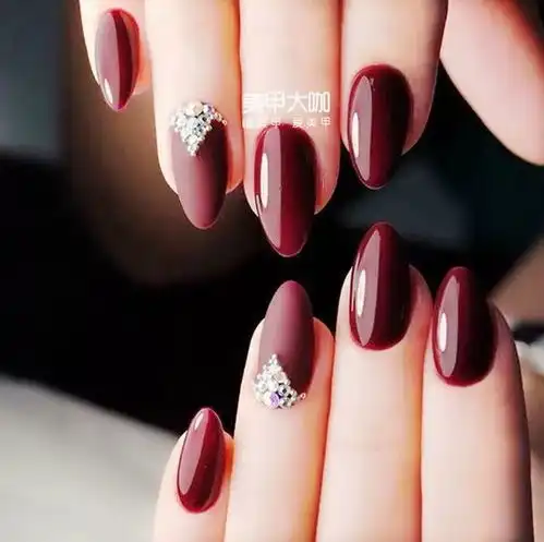  每个女生新年都值得拥有一款美到极致的红色美甲
