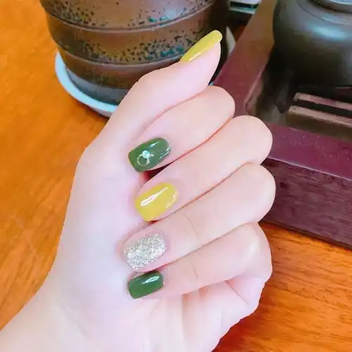  棕意你的绿色系美甲,清凉又显白