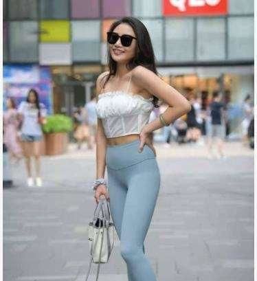  舒适自在的瑜伽裤穿搭显得有品位,照亮姑娘如玉的容颜,低调时尚