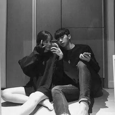  2021情侣黑白头像一男一女深爱无需拿来显摆好好珍惜吧