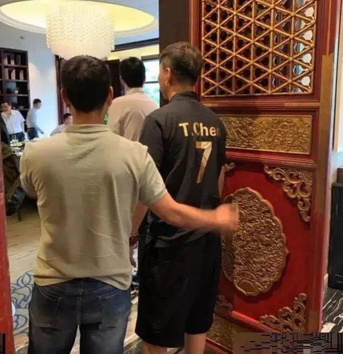 44岁陈羽凡近照认不出,发福油腻变颓废大叔,稳坐c位仍受尊敬