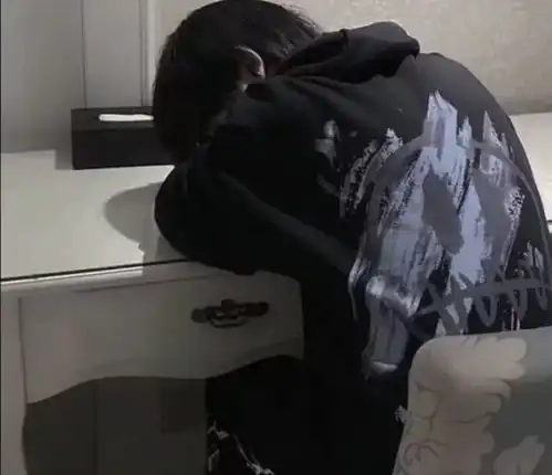  暗色系男生头像