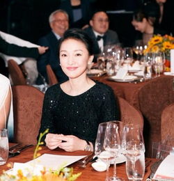 周迅现身慈善晚宴,打扮优雅笑容甜美