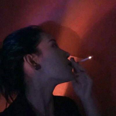  女生抽烟头像女生夹烟好看手势图片