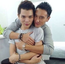  王阳明与男子曝亲密合照疑出柜回应造型师
