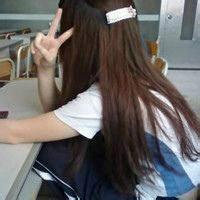  女生头像蹲下剪刀手