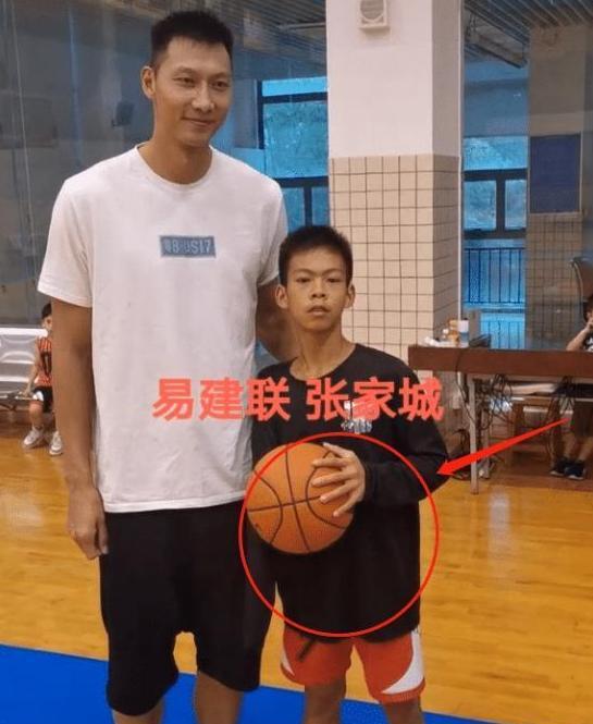  14岁独臂篮球少年被邀请到宏远队参观,合影时手亮了,太让人心疼
