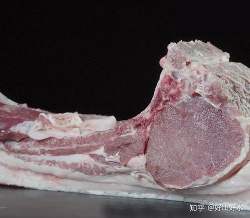  云南叫雨山小脚黑猪肉与普通白猪肉的区别