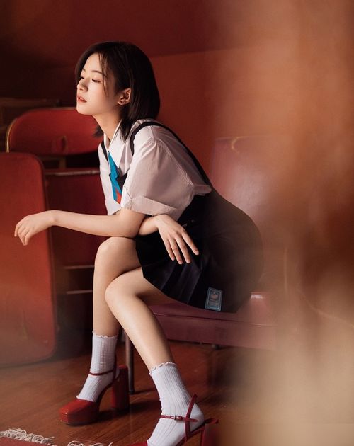  李庚希拍超越腿粗了9厘米李庚希寻找生活与表演的中间地带丨人物
