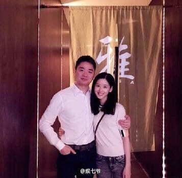  奶茶妹妹刘强东回哥大庆祝结婚纪念日,甜蜜依偎被网友撞见