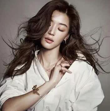  韩国女神全智贤,晋升为总裁夫人后,珠宝首饰穿搭更时尚贵气十足