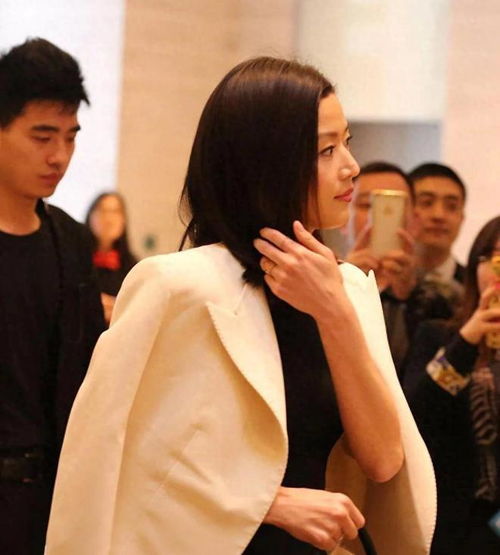  全智贤罕见现身,举手投足尽显贵妇气质,身边围着十几个黑衣保镖