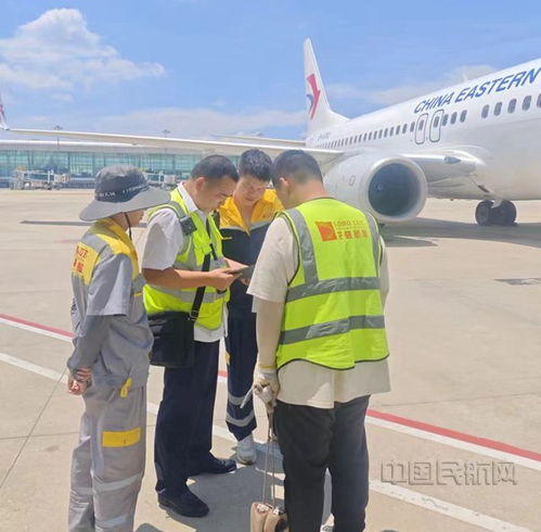  东航武汉地服监装团队烤验下护航暑运货邮行李安全运输