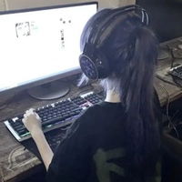  qq头像女生背影网吧打游戏