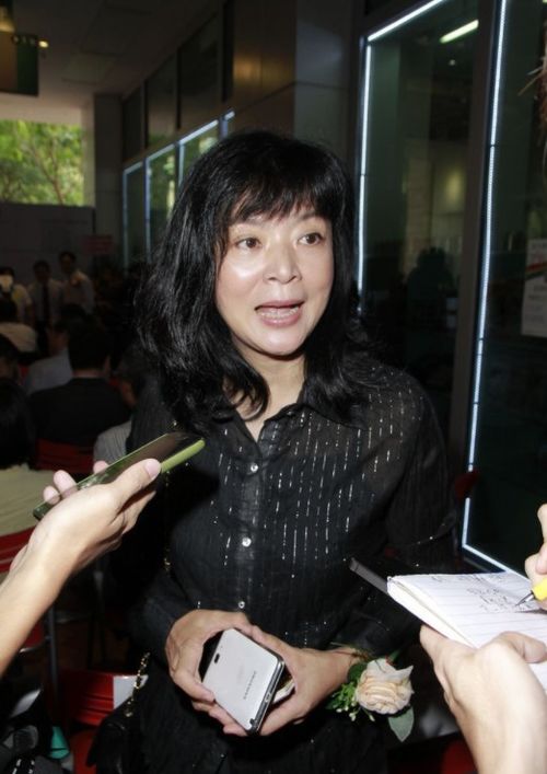  62岁陈玉莲全素颜现身,满脸皱纹憔悴老态,周润发曾差点为其轻生