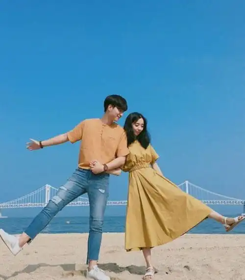  小心机利用相近颜色同色系款式让你秒变时尚情侣党