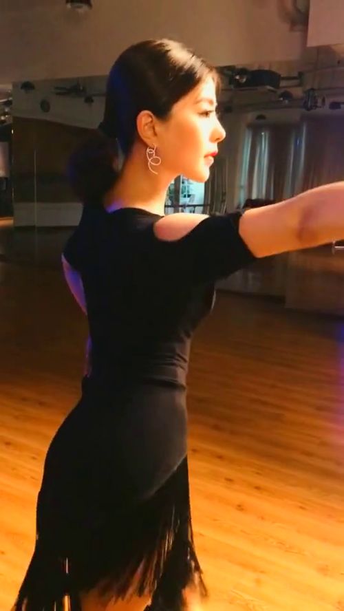  小姐姐跳拉丁舞气质不俗,舞姿也是那么好看