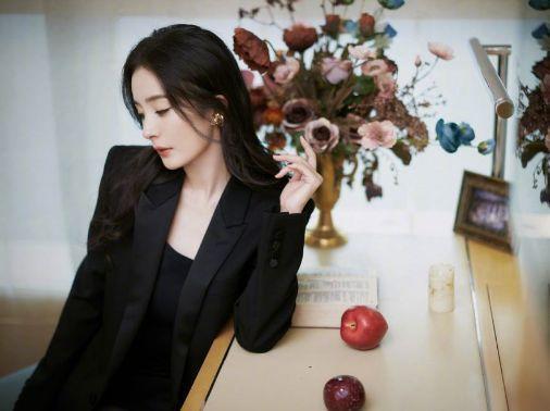  甩不开整容质疑的杨幂,13年前旧照,真实颜值比如今还漂亮
