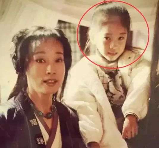  张雪迎演过福贵里的小凤霞曾和刘晓庆淡定合影,被赞有灵气