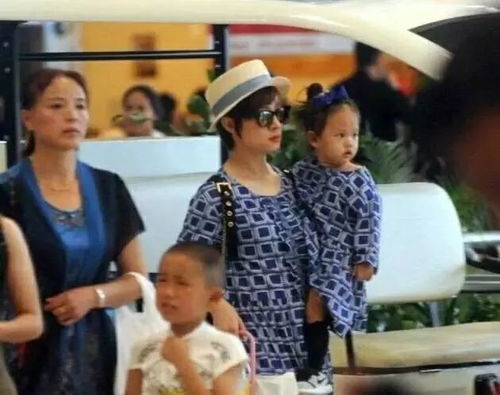  小花妹妹真容曝光,大额头像孙俪,嘟嘟嘴像邓超也有人说她和甜馨长得像