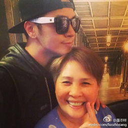  罗志祥晒母子亲密合影回家第一件事是看妈妈图