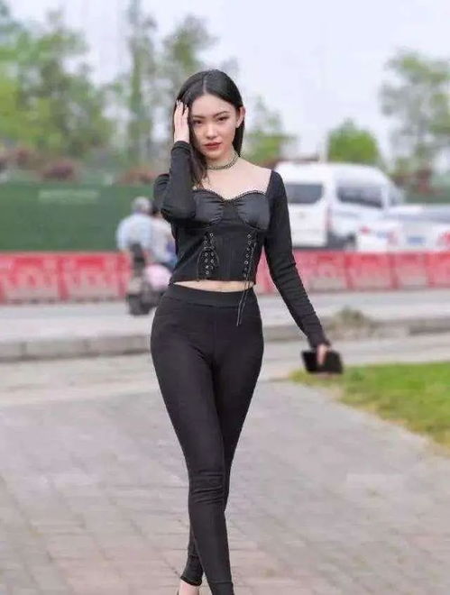  黑色方领长袖搭配黑色打底裤,调对版型,大大提升的精神面貌