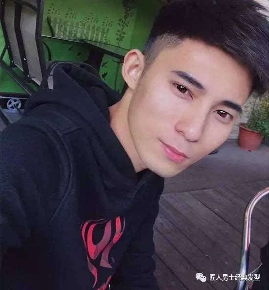  一组帅哥生活照,看下这种发型你喜欢么