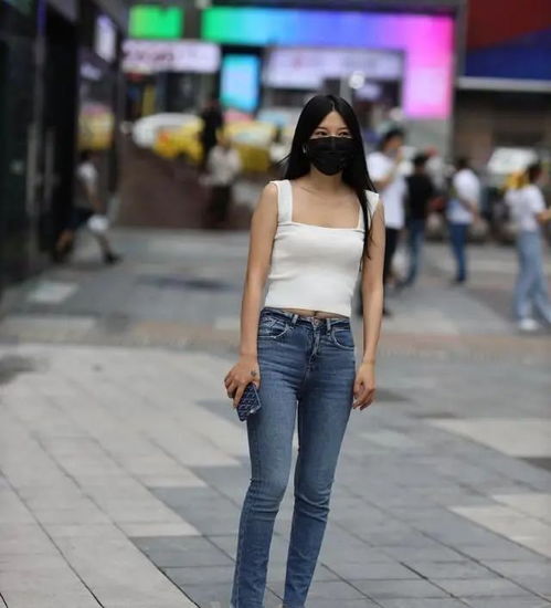  打底裤搭配小背心,特别显身材,而且也很减龄