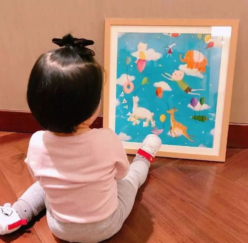  张子萱又晒娃了,女儿安静看画显优雅,下一秒却暴露了本性