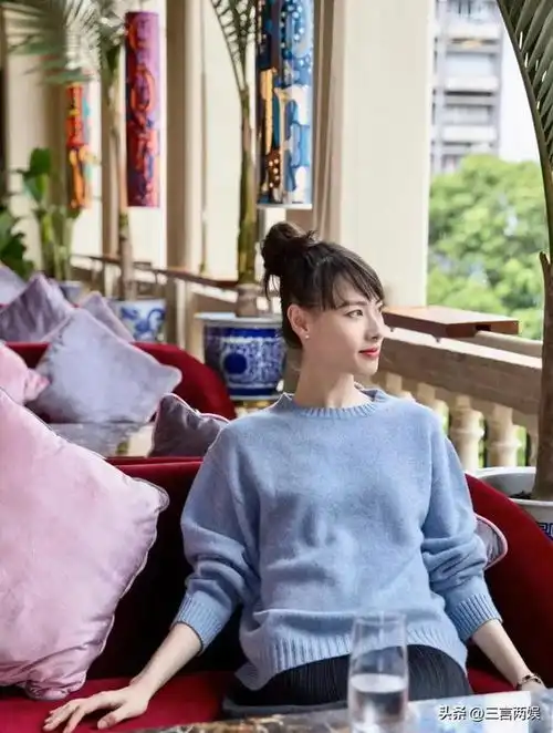  梁洛施好悠闲,扎丸子头喝下午茶,哪像3个孩子妈