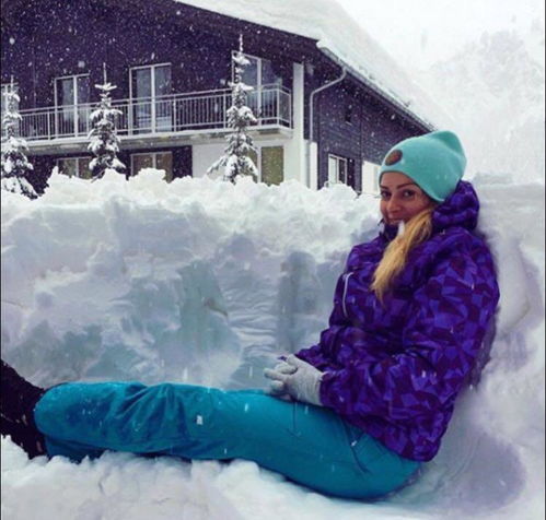  瑞士顶级滑雪胜地遭遇暴风雪,心大游客玩雪真的很开心