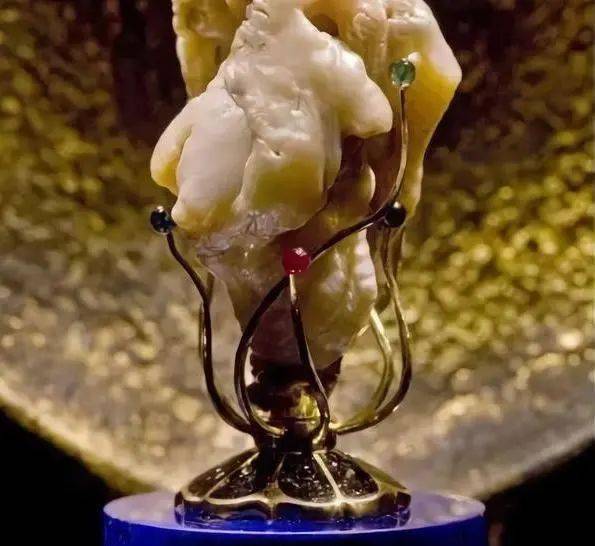  世界最大淡水珍珠以240万成交,形似沉睡的狮子