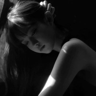  女生头像黑白图片2023最火爆