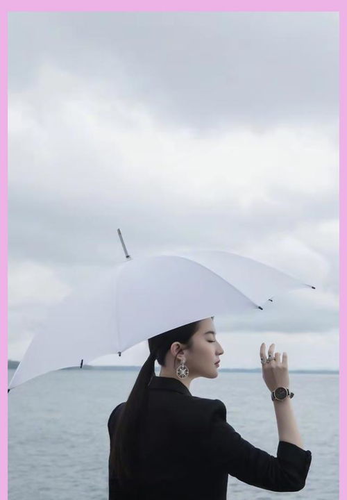  32岁的刘亦菲晒瑞士湖畔写真,雨中撑伞上演西装杀,大气率性