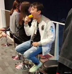  ig比赛王思聪现场吃玉米,网友你可别吃了,情侣头像都有了