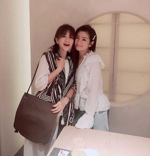  she出道整20年再合体,三人穿白色姐妹装青春减龄,感情真好