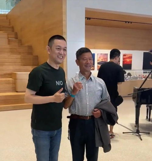  李斌跟提车的车主合影,看了眼大叔手中的水瓶,不知道在想什么