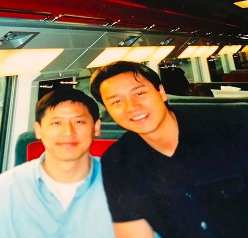  唐鹤德晒与张国荣旧照,二人坐在圣诞树下偎依,唐鹤德单身数十载