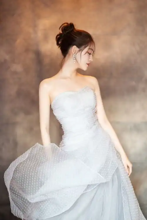  穿抹胸轻纱裙,美得看一眼就沦陷了,轻松穿出前凸后翘的身材