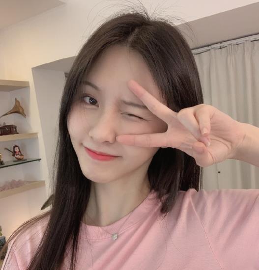  阿冷直播化身美味厨娘,近距离秀精致美颜,傲人身材不多不少
