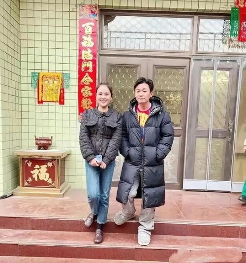  王宝强回村过年,穿着亲子装羽绒服配棉拖鞋成最靓的崽