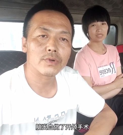 男子带着偏瘫的妻子跑货车四年,妻子去世,男子整理遗物时痛哭