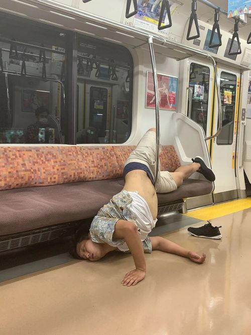  东京街头酒醉后镜头当街热吻拥抱垃圾桶等鬼畜姿势获20万人围观