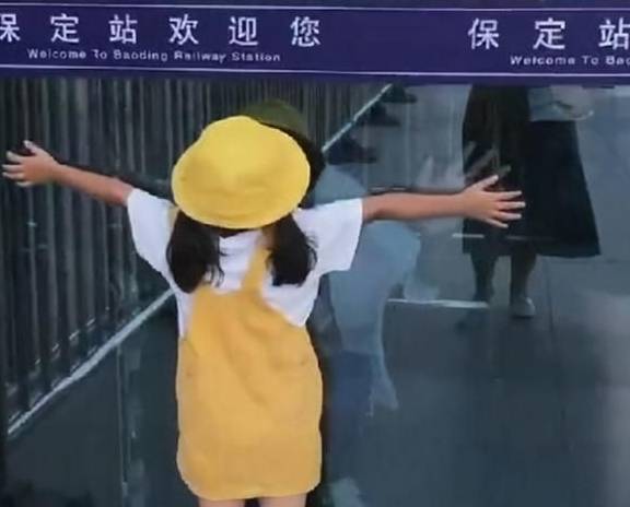  年龄相差二十岁的兄妹逛超市,妹妹一直买,哥哥诉苦留点老婆本