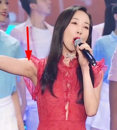  韩雪演出没涂粉无袖中国红纱裙御姐范十足,腋窝肤色却发黑