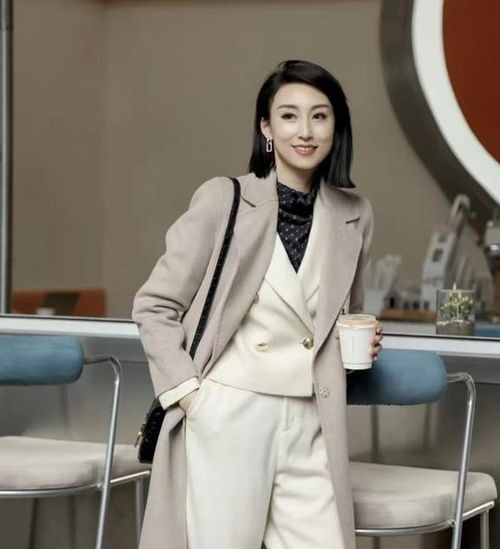  大衣搭配西装外套时髦又气质,秋冬美出高级感